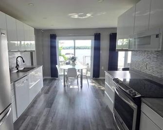 Lakefront Retreat | Hot Tub, Dock & Kayaks - Carleton Place - Cocina