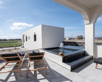 Almira Luxury Suites - Perissa - Balcony
