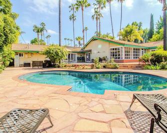 Romantic and huge house with resort like backyard and gorgeous pool - Woodland Hills - Pool