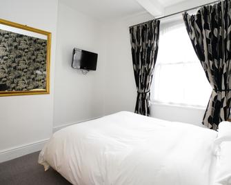 Three Queens Hotel - Burton upon Trent - Спальня