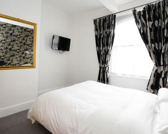 Three Queens Hotel - Burton upon Trent - חדר שינה