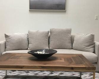 Relaxing cottage on Wee Lake in Grand Bend - Grand Bend - Living room