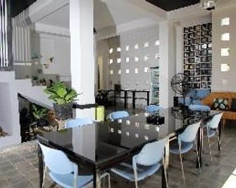 Rego Hotel - Palu - Essbereich