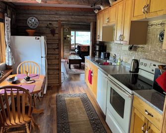 Peaceful, romantic hideaway surrounded by vineyards. - Penticton - Kitchen