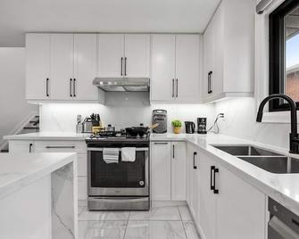 Luxury 3 Bdrm Home In Toronto Ontario - Toronto - Kitchen