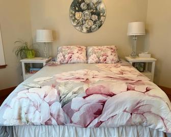 Beautiful Queen Suite near Castle, City & Beach - Victoria - Slaapkamer