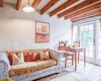 The Stable - One Bedroom Apartment - St Florence - Tenby - Living room