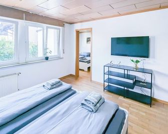 Alfa Stuttgart 3 Zimmer 6 Betten Apartment Zuffenhausen Porsche Bosch Bz Wlan Ebk Wm - Stuttgart - Bedroom