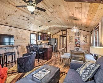 Somerset Cabin, Close to Lake Access! - Somerset - Living room