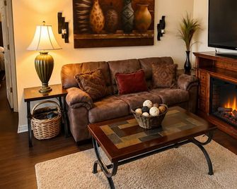 Beautiful bird sanctuary on the lake - Land O' Lakes - Living room