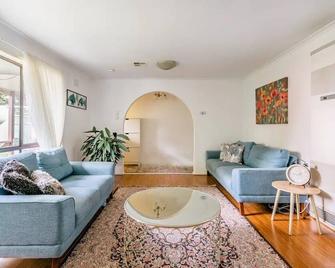 Charming house, Walk to Station and Shopping Centre - Central to Everything! - Altona Meadows - Living room