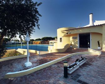 Browns Sports Resort - וילאמורה - דלפק קבלה