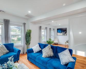 Enchanted Red Doors - Milton - Living room
