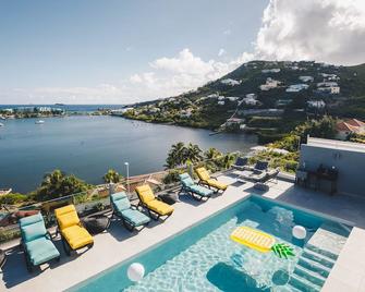 Villa Vijoux, Modern 8 br villa for large groups or family & Spectacular views! - Quartier-d'Orléans - Pool