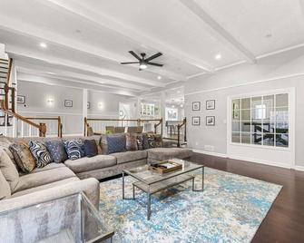 Mansion With Private Pool Basketball & Tennis courts - Fayetteville - Living room
