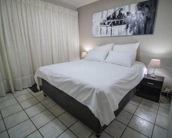 Protea Park Self Catering Guesthouse - Rustenburg - Schlafzimmer