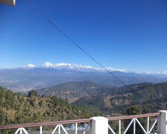 Snow View Guest House Kausani - Kausani - Balkón