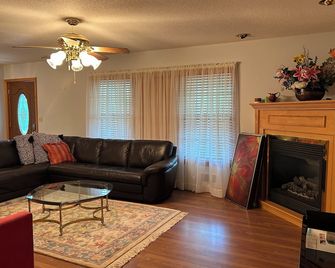 3 BR Mountain Rambler Home - Abundance of Wildlife and Waterways: Railway origin - Honesdale - Living room