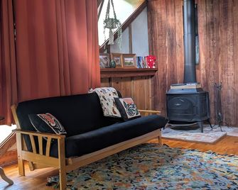 Secluded Eclectic Tiny Cabin - Quincy - Obývací pokoj