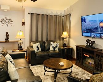 Stay At The Spacious And Stunning Pinecone Lodge Privacy Dogs Ok - Mountainaire - Living room