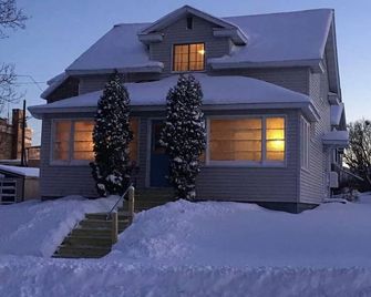 Cozy, updated, near the lake and 5 minutes to ski hills. - Wakefield - Edificio