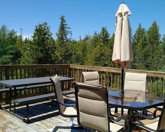 Family & Pet Friendly Huron Getaway - Northern Bruce Peninsula - Balcony