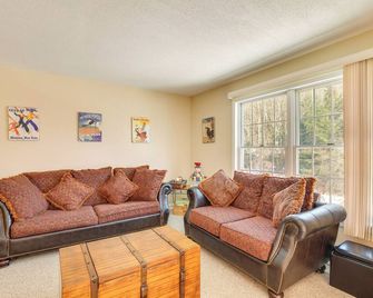 Homey Windham Condo Hike and Ski the Catskill Mtns! - Windham - Living room