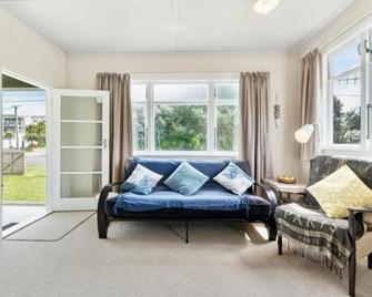 The Beach House - Kapiti Coast Holiday Home - Waikanae