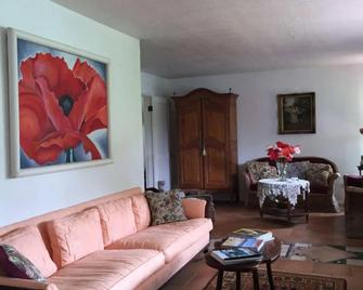 Lava Tree Tropic Inn - Pahoa - Living room