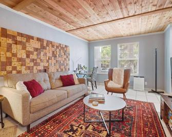 Vibrant and spacious 3 level home by park - Northglenn - Living room