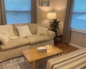Newly renovated 3-bedroom lakeside home - Euclid - Living room