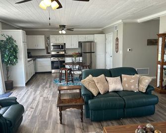 A Cosy Family Retreat In Nature, Or Perfect Romantic Getaway for Two! - Saint Marys - Sala de estar