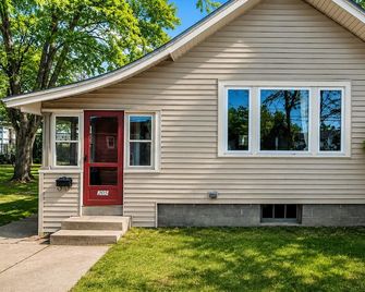 The Pine House - Sleeps 8 - Downtown Waupaca - Waupaca - Budova