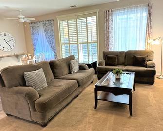 3 Bedroom Home Great Area Near Shops & Restaurants! - Palmdale - Sala de estar