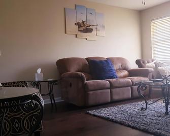 Family Friendly Home near Fort Stewart. 3bd/2bath - Hinesville - Living room