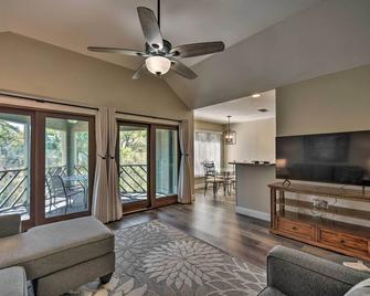 Blissful Kiawah Island Escape Walk to the Beach! - Kiawah Island - Living room