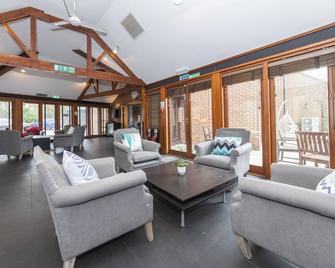 Charming 20-Bed self contained dwelling in Hook - Hook - Living room