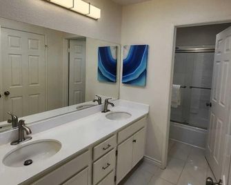 Family-Friendly Sunny Sd Escape, Sleeps 8, Beach, Zoo, Downtown & Convention Center - Poway - Salle de bain