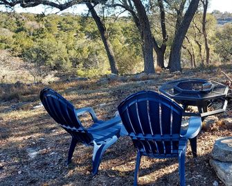 Charming Safari Tent Retreat with Magnificent Views of Texas Hill Country for Quiet Getaways in Boerne - Boerne - Innenhof