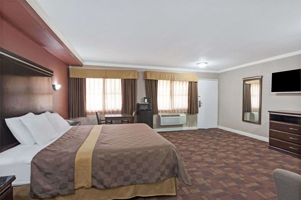 Travelodge by Wyndham Whittier - Whittier