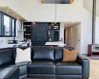 Stunning, Alpine House - Kingston - Living room