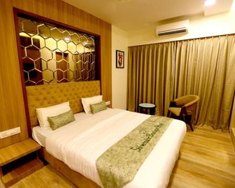 Silverador Boutique Hotel - Thane - Спальня