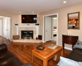Casa De Gamay: Your Home Away From Home - Santa Rosa - Living room