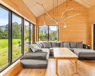 4 Bedroom Stunning Home In Hjelmeland - Hjelmeland - Living room