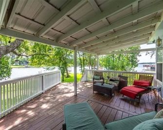 Cedar Creek Lake-Paddleboards-Kayaks-Sunsets - Mabank - Balcony