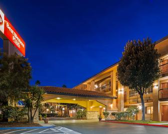 Best Western Plus Pleasanton Inn - Pleasanton - Building