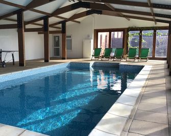 Family Retreat in Kent. All-year pool. Sleeps 12 + 2. 6 bedrooms, 4 bathrooms. - Wingham - Bazén