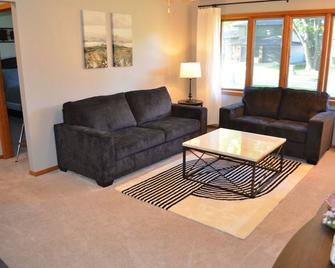 Spacious family friendly Home ready for your stay! - Sergeant Bluff - Living room