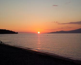 The Enchanted Woods Waterfront Cottage at Secret Cove - Halfmoon Bay - Beach