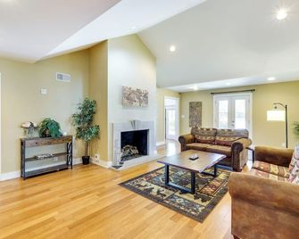 Spacious Prospect Cottage With Deck And - Prospect - Living room